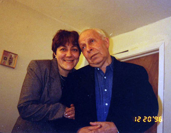 Александр Межиров с дочкой Зоей в своей Манхэттенской квартире в Нью-Йорке. 1996 год