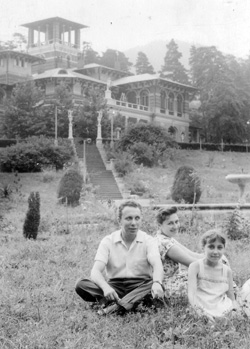 С женой и дочерью на отдыхе в Боржоми-Ликани, Грузия 1960-е годы