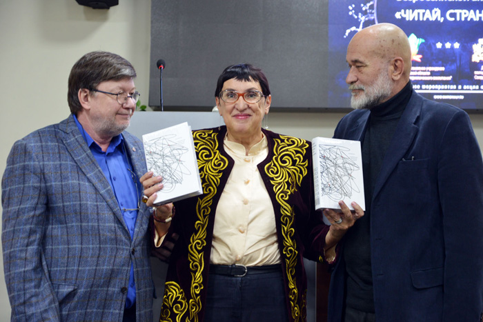 Издатель Марина Волкова вручает книги поэтам из Екатеринбурга Е.Касимову и Ю.Казарину