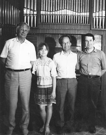 Слева направо: поэт Михаил Дудин, Ника Турбина, фотохудожник Николай Орлов и органист Владимир Хромченко. Ялта, 1987