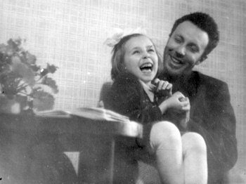 С дочкой Зоей в своём кабинете в доме на улице Солянка, 1955 год