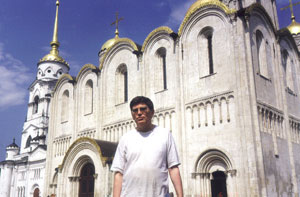 Город Владимир. Валентин Никитин у собора, 2002